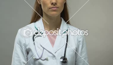 Doktor elinde pembe kurdele, meme kanseri bilinçlendirme kavramı, önleyici sağlık kontrolü
