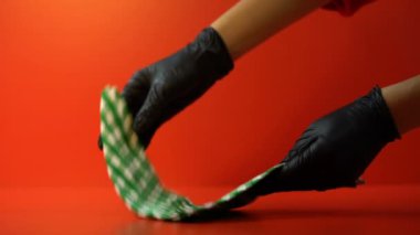 Eldivenli elleri hamburger, fast food restoran hizmet veren tablo ile plaka koymak