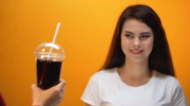 El veren soda için genç kız, toplum şekerli gıda üretimi accustoms