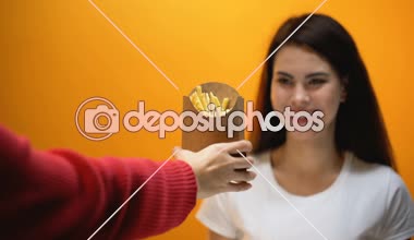 El veren kızarmış patates kıza abur cubur nesile toplum accustoms