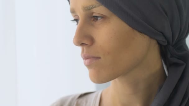 Αναστατωμένος Ασθενής Καρκίνου Κοιτάζοντας Έξω Παράθυρο Εξασθενημένο Και Κατάθλιψη Μετά — Αρχείο Βίντεο