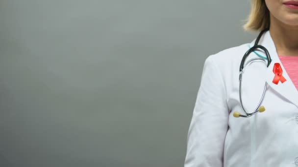 Лікар Червоною Стрічкою Половина Моделі Фоном Заклик Тестування Віл Крові — стокове відео