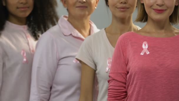 Група Здорових Жінок Рожевими Стрічками Посміхаючись Камеру Кампанія Проти Раку — стокове відео