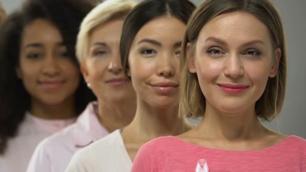 Frauen Verschiedener Rassen Und Alters Mit Rosa Schleife Brustkrebsbewusstsein — Stockvideo