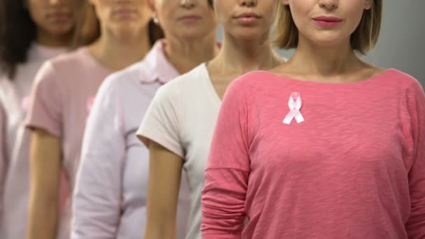 Groep Dames Met Roze Linten Aanbevelen Tijdige Diagnose Van Borstkanker — Stockvideo