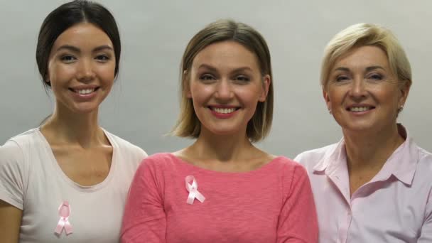 Счастливые Женщины Разного Возраста Поддерживают Кампанию Против Рака Розовые Ленточки — стоковое видео