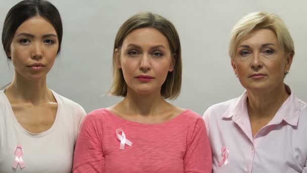 Porträtt Sorgliga Kvinnor Med Rosa Band Breast Cancerprevention Dålig Statistik — Stockvideo