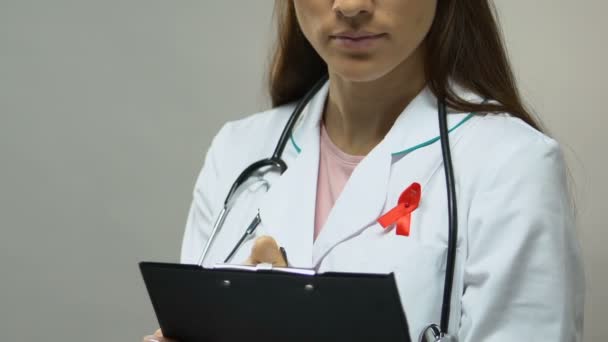 Terapeuta Czerwoną Wstążką Przepisując Leki Walki Epidemią Aids — Wideo stockowe