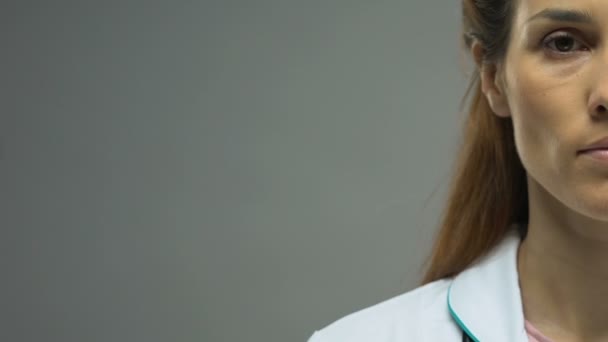 Жінка Лікар Тримає Презерватив Профілактика Стад Сніду Контроль Венеричних Захворювань — стокове відео