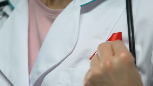 Medico Pin Nastro Rosso Concetto Consapevolezza Aids Prevenzione Trattamento — Video Stock