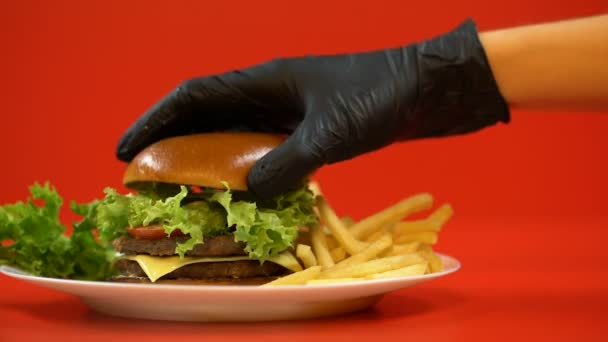 Dłoń Rękawicy Zakładanie Bun Hamburger Szef Kuchni Przygotowuje Posiłek Kontroli — Wideo stockowe
