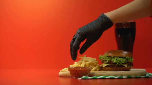 Mano Tomando Deliciosas Papas Fritas Con Salsa Comida Rápida Sabrosa — Vídeo de stock