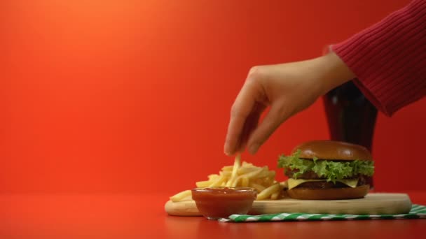 Mano Del Cliente Prendendo Deliziose Patatine Fritte Con Salsa Ricca — Video Stock