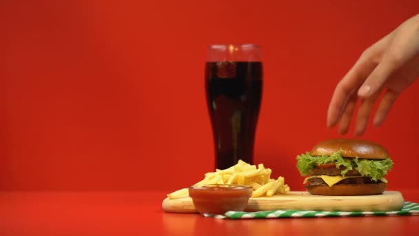 Mujer Mano Poniendo Hamburguesa Mordida Consumismo Comida Rápida Comida Alta — Vídeo de stock