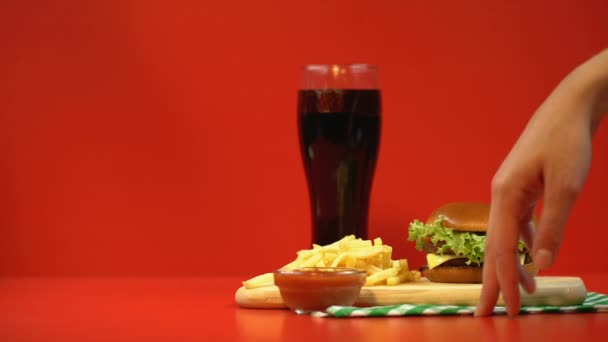 Frau Geht Zum Hamburger Versuchung Durch Fast Food Ungesunde Ernährung — Stockvideo