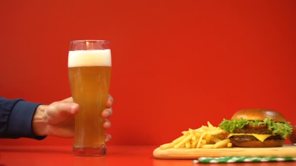 Mužské Ruky Pořizování Pivo Hamburger Hranolky Mizí Zastavení Pohybu — Stock video