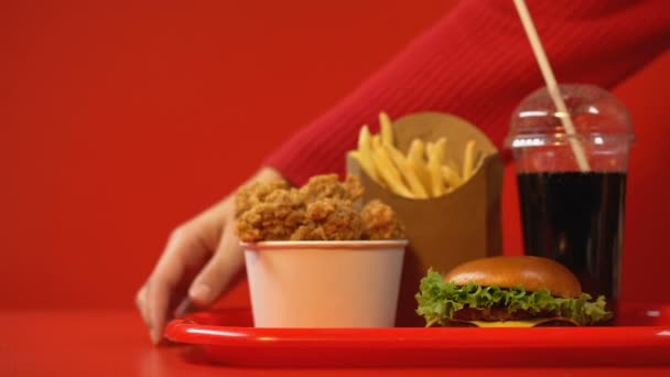 ファーストフードの食事 不健康な消費の概念の人を離れてセットを食べる — ストック動画