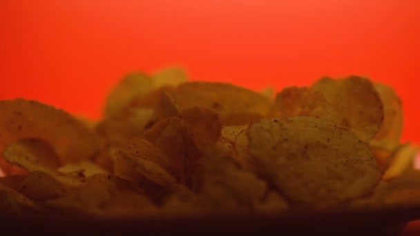 Goldene Knusprige Chips Nahaufnahme Junk Food Mit Geschmacksverstärkern Gesundheitsrisiken — Stockvideo