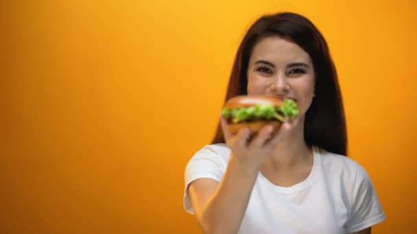 Gadis Bahagia Menunjukkan Hamburger Kamera Klien Yang Puas Dari Restoran — Stok Video