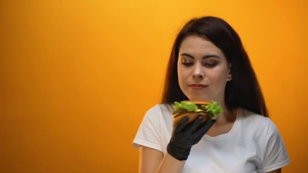 Dívka Vonící Burger Ukazuje Fotoaparát Chutné Rychlé Občerstvení Kvalitní Výrobek — Stock video