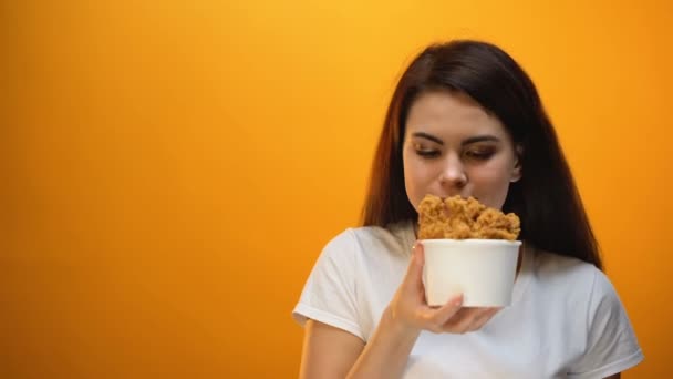 Mujer Feliz Mostrando Alas Pollo Asadas Comida Chatarra Deliciosa Pero — Vídeos de Stock