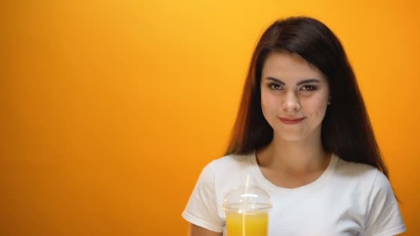 Χαμογελαστό Κορίτσι Δείχνει Πορτοκαλί Χυμό Για Φωτογραφική Μηχανή Υγιή Δροσιστικό — Αρχείο Βίντεο