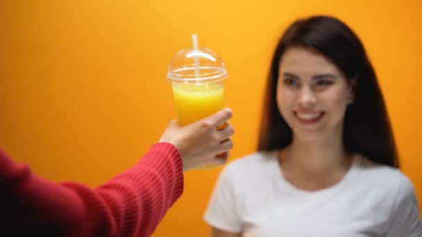 手给快乐的女孩橙汁 健康的饮料 天然维生素的能量 — 图库视频影像