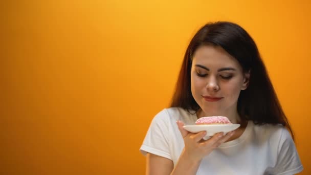 Chica Feliz Oliendo Mostrando Donut Cámara Merienda Endulzada Riesgo Obesidad — Vídeos de Stock