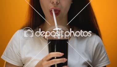 Soda içme, şekerli ve içeceğinizi, şeker bağımlılığı kavramı mutlu kız