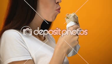 Aç kız shawarma, yemek lezzetli ama sağlıksız gıda, bağımlılığı zevk