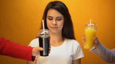 Sevimli kız soda, vitamin içeceği ve sağlıklı beslenme yerine portakal suyu seçme