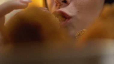 Aç kız ısırma kavrulmuş et, yağlı fast food, yüksek kalorili sağlıksız yemek