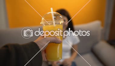 POV neşeli kız, sağlıklı vitamin içeceği, diyet erkek veren portakal suyu