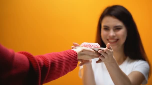 Hand Att Donut Till Flicka Samhälle Vänjer Generation Till Söt — Stockvideo