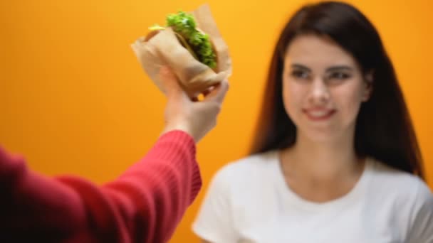 Ручная Подача Гамбургера Молодой Девушке Общество Привыкает Поколения Нездоровой Пищи — стоковое видео