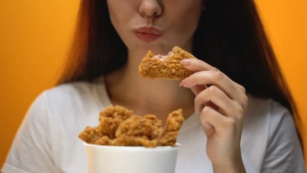 Mädchen Essen Chicken Wings Kalorienreiche Nahrung Und Gesundheitsrisiken Cholesterin — Stockvideo