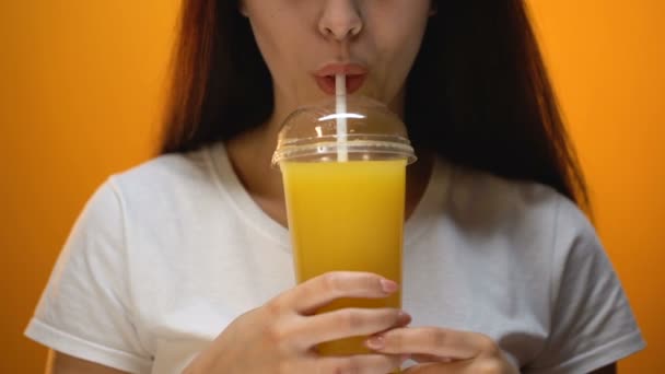 オレンジ ジュースを飲む女の子準拠健康的な食事とビタミン バランス クローズ アップ — ストック動画
