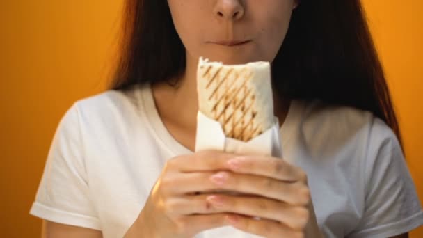 女孩吃三明治 享受美味 便宜美味但不健康的食物特写 — 图库视频影像