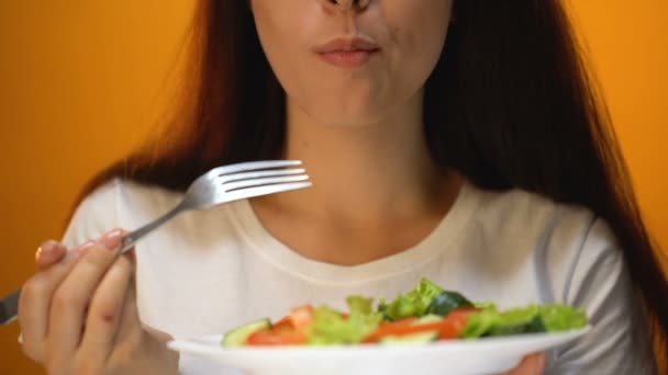 Mädchen essen Salat mit Gemüse, ausgewogene Ernährung, gesunde Ernährung, Vitamine