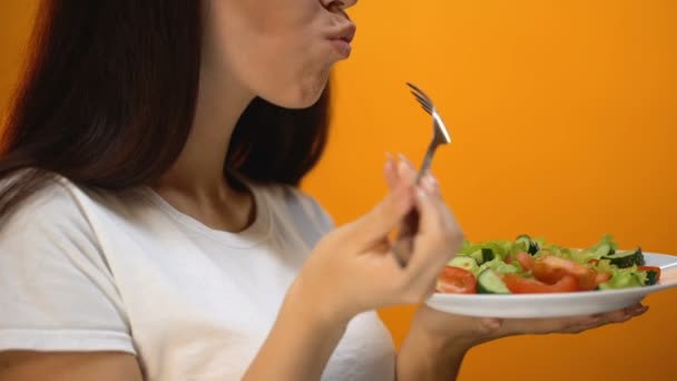 女孩吃西红柿和绿色蔬菜 健康饮食减肥 维生素 — 图库视频影像