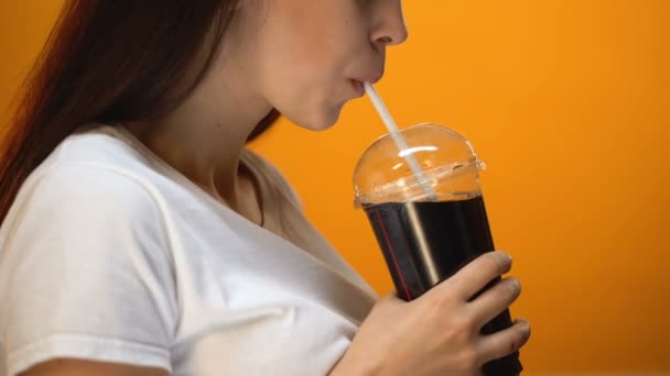 Mujer Joven Bebiendo Refrescos Sonriendo Adicción Azúcar Bebidas Altas Calorías — Vídeos de Stock