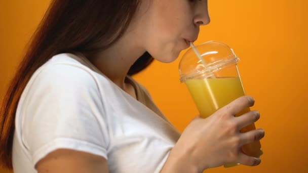 年轻妇女喝橙汁和微笑 健康的饮食饮料 维生素 — 图库视频影像