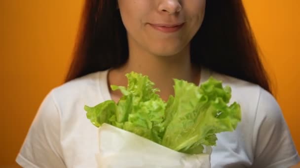 快乐的女孩吃生菜 低碳水化合物素食 有机食品 — 图库视频影像