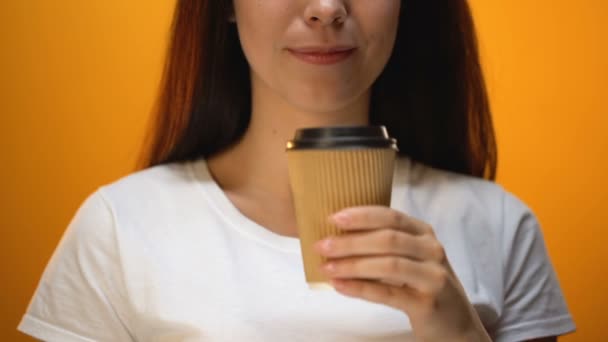 Menina Positiva Beber Café Carga Matinal Com Energia Bom Humor — Vídeo de Stock
