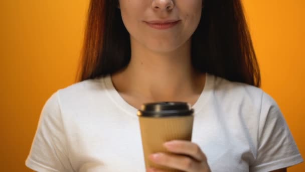 Meisje Taking Deksel Van Plastic Beker Tips Goed Warme Koffie — Stockvideo