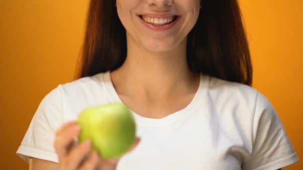 Flicka Visar Apple Att Kameran Närbild Hälsa Och Tandvård Vitaminer — Stockvideo