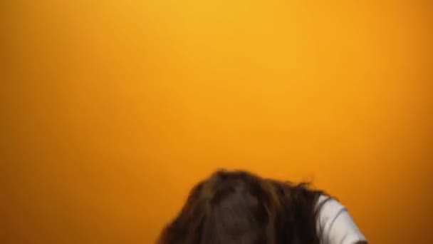 Glückliches Mädchen Mit Wehenden Haaren Tanz Der Das Leben Feiert — Stockvideo