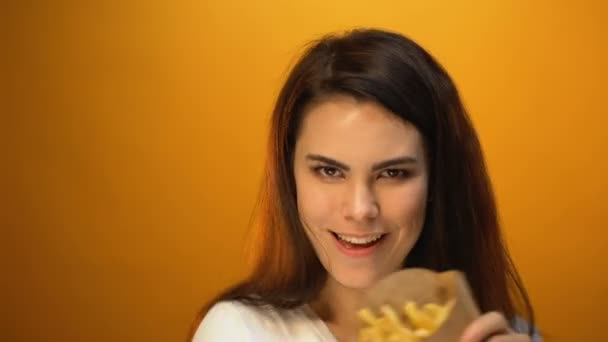 Chica Feliz Bailando Con Papas Fritas Comida Rápida Favorita Cliente — Vídeos de Stock