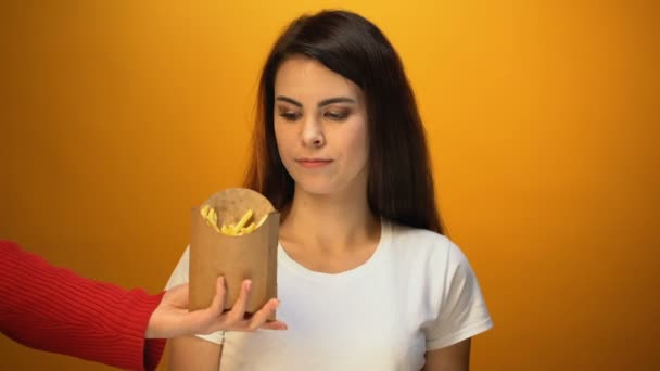 Jovem Mulher Escolhendo Salada Fresca Vez Batatas Fritas Dieta Saudável — Vídeo de Stock