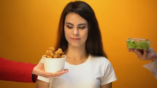 Mädchen Wählt Salat Anstelle Von Gebratenem Fleisch Gesunde Nahrung Gegen — Stockvideo